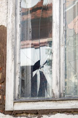 kırık eski pencere 
