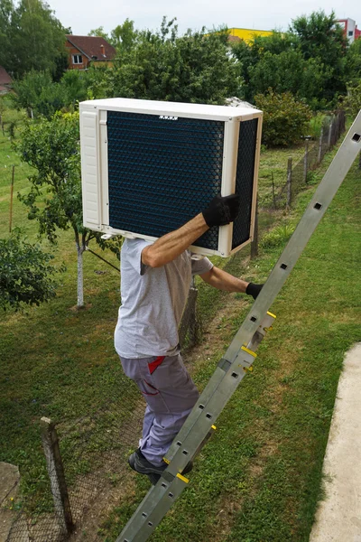 Installation av luftkonditionering — Stockfoto