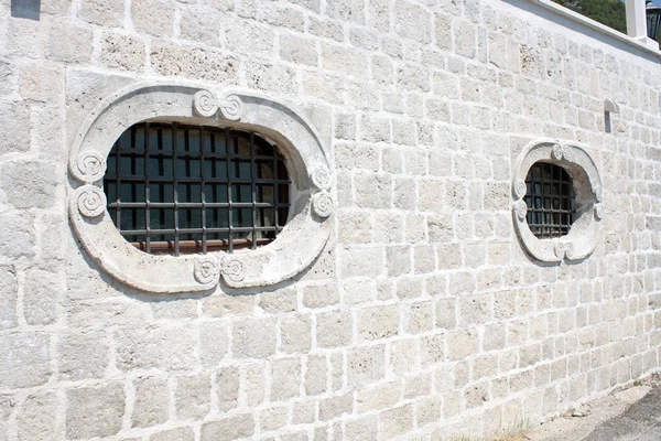 Ventanas con rejilla —  Fotos de Stock