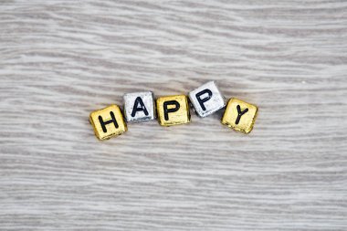 Gri arka plan üzerinde mutlu işareti