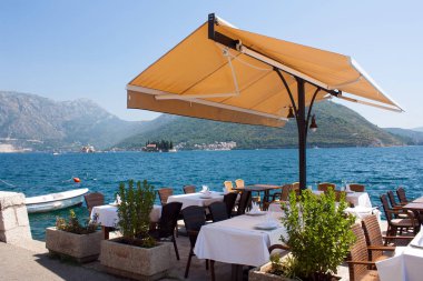 restoranın terasında Tuna yanında