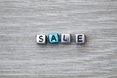 Üzgünüm işareti gri ahşap zemin üzerine