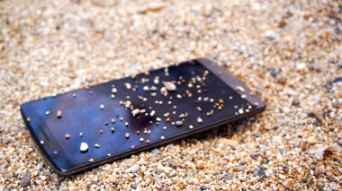 Hareket eden telefon içinde belgili tanımlık kum