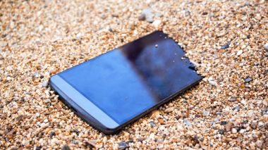 Hareket eden telefon içinde belgili tanımlık kum