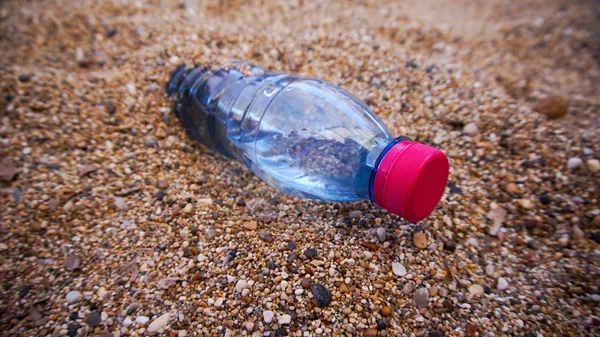 沙子里的塑料瓶 — 图库照片