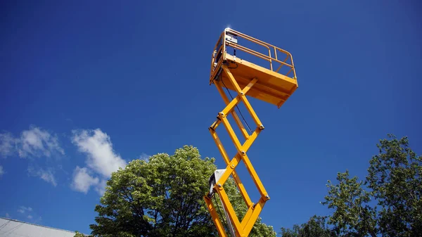 Scissor lift platform — Stock Photo, Image