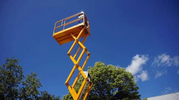 Scissor lift platform — Stock Photo, Image