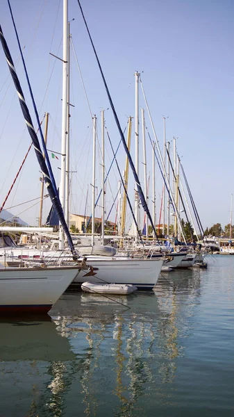 Liman güzel yelkenli