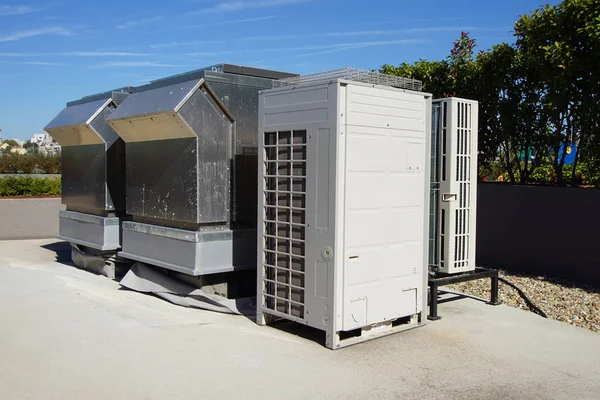 Air coditioing installed on the roof of the building — Stock Photo, Image