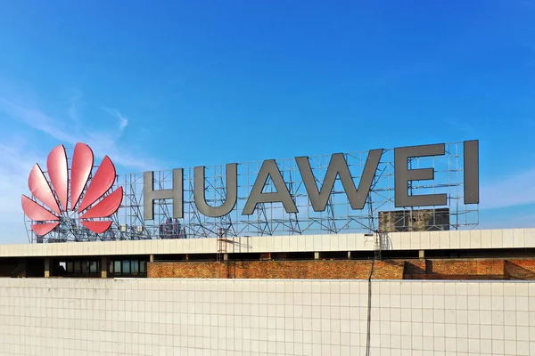 Huawei signe sur un bâtiment Photo De Stock