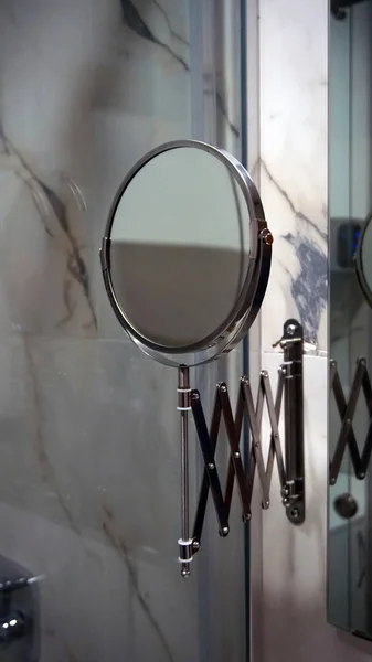 Увеличительное зеркало в ванной комнате — стоковое фото