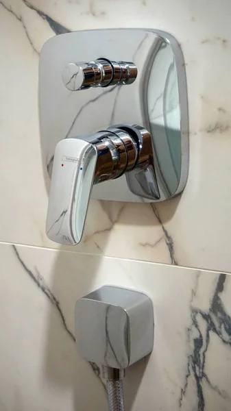 Douche chromée moderne Image En Vente