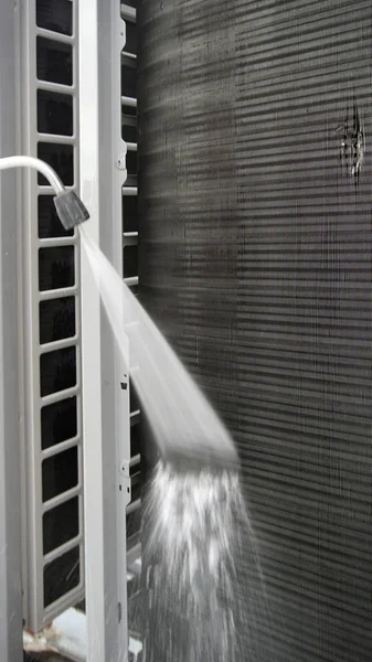 Servicer washes the heat exchanger — ストック写真