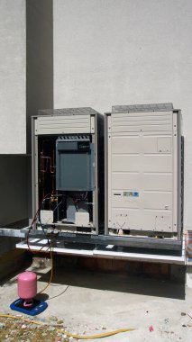 Ticari bir ısı pompası sistemini soğutucuyla şarj etmek