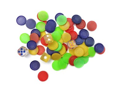 Ludo zarları ve beyaz arkaplanda izole edilmiş renkli jetonlar