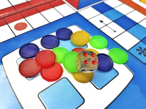 Nahaufnahme Von Ludo Würfeln Und Bunten Spielsteinen Auf Ludo Brett — Stockfoto