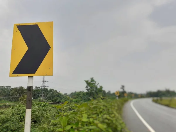 Signo Curva Derecha Color Negro Placa Amarilla Carretera —  Fotos de Stock