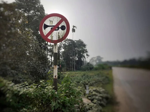 Viejo Polvoriento Sin Señal Cuerno Carretera Placa Símbolo Silenciosa Redonda —  Fotos de Stock