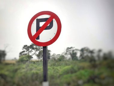 Otoyolda park yeri levhası yok. Park yeri sembolü yok.