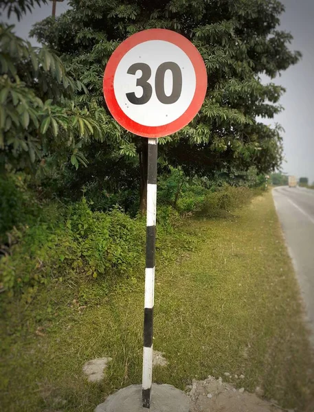 Límite Velocidad Señal Carretera Límite Velocidad Redonda Treinta Placa Advertencia —  Fotos de Stock