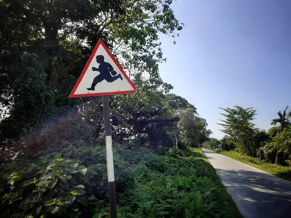 Driehoekige School Vooruit Bord Bij Weg Langzaam Rijden — Stockfoto