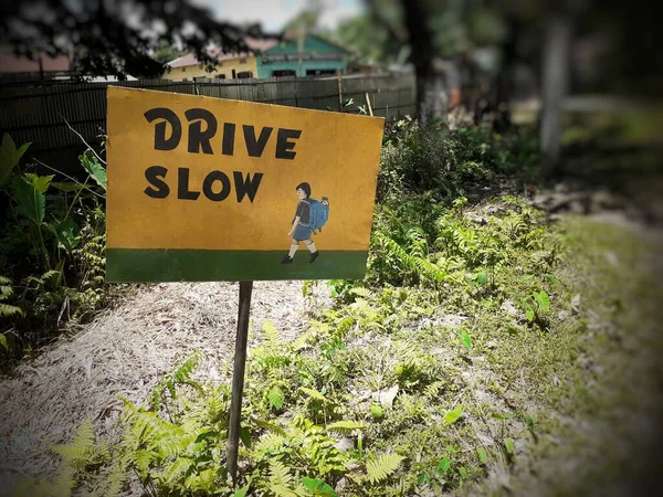 Colore Giallo Scuola Avanti Cartello Vicino Alla Strada Guidare Segno — Foto Stock