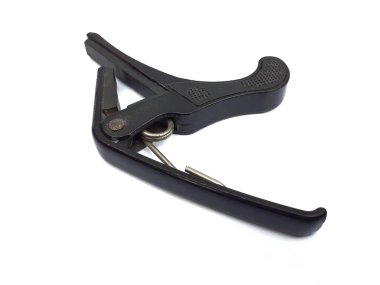 Eski siyah gitar capo beyaz arkaplanda izole