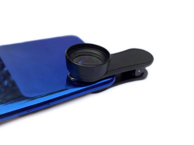 Mavi telefondaki cep telefonu makro lensi beyaz arka planda izole edilmiş. Akıllı telefon için 20x makro lens.