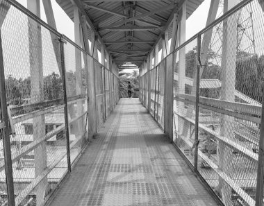 Hindistan 'daki tren istasyonunun siyah beyaz görüntüsü..