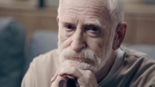 Älterer Mann Mit Demenz Sitzt Allein — Stockvideo