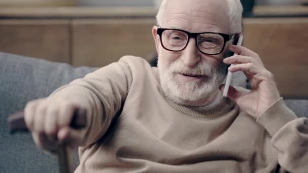 Uomo Anziano Con Bastone Passeggio Che Parla Smartphone — Video Stock