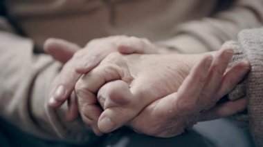 Kıdemli adam kadını okşuyor.