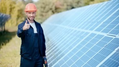 Gülümseyen mühendis. 