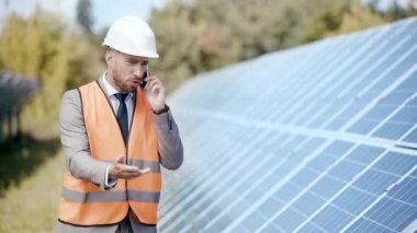 Sinirli iş adamı akıllı telefondan konuşuyor. 