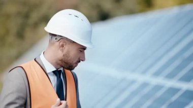 Kameraya bakarak gülümseyen iş adamı 