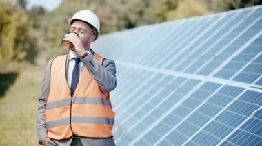 İş adamı kahve içiyor ve kameraya gülümsüyor 