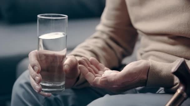 Hombre Mayor Con Demencia Sosteniendo Pastillas Vaso Agua — Vídeos de Stock