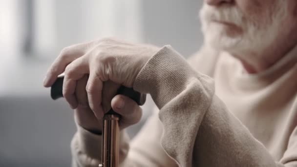 Senioren Mit Demenz Halten Gehstock Der Hand — Stockvideo
