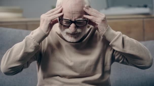Idős férfi demenciával fejfájással és érintőfejjel