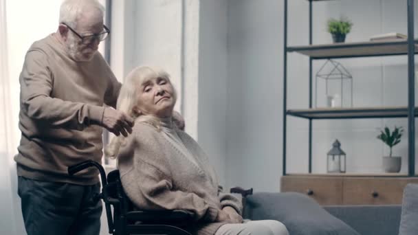 Homem Sênior Acalmando Mulher Com Demência Cadeira Rodas — Vídeo de Stock