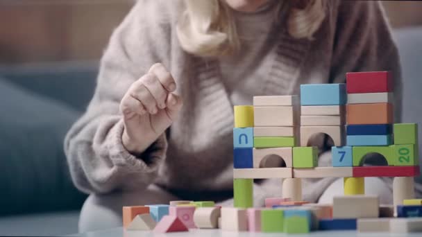 Demenzkranke Seniorin Spielt Mit Bausteinen — Stockvideo