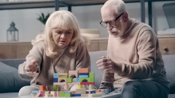 Seniorenpaar Mit Demenz Spielt Mit Bauklötzen Auf Sofa — Stockvideo