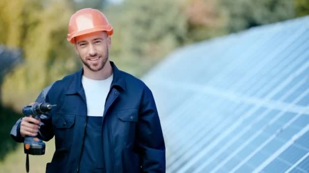 Lächelnder Ingenieur Zeigt Bohrer — Stockvideo