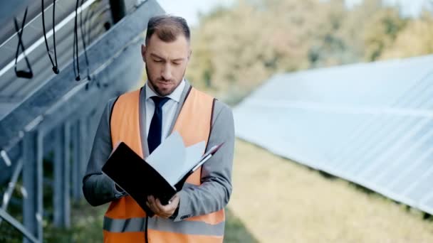 Hombre Negocios Haciendo Papeleo Sonriendo Cámara — Vídeo de stock