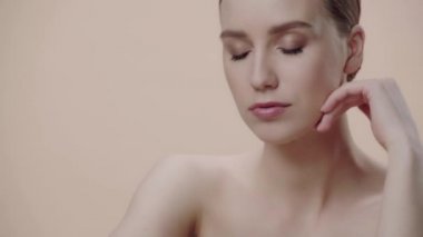 Bej rengi gözlerden uzak güzel bir kadın. 