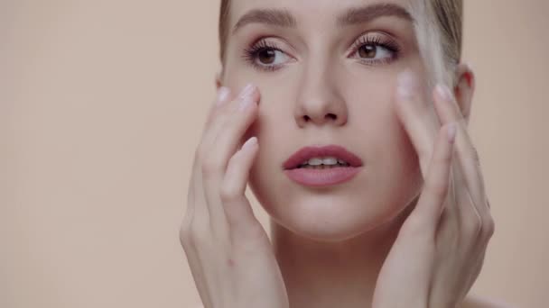 Primer Plano Mujer Haciendo Masaje Facial Aislado Beige — Vídeo de stock