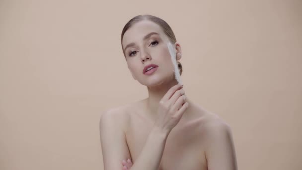 Neşeli Kız Bej Renginde Tüy Tutuyor — Stok video