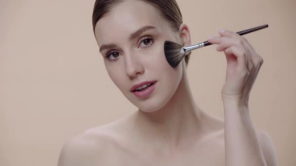 Naked Woman Holding Cosmetic Brush Isolated Beige — Stock Video