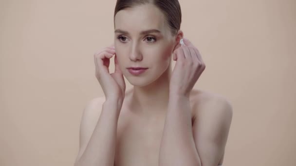 Femme Nue Écoute Musing Isolé Sur Beige — Video