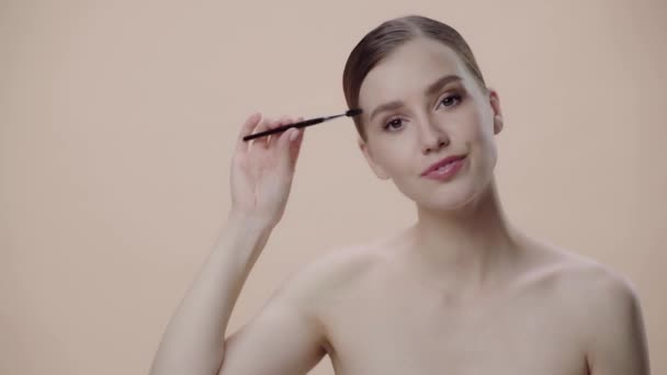 Mutlu Kadın Kaşlarını Bej Renginde Şekillendiriyor — Stok video